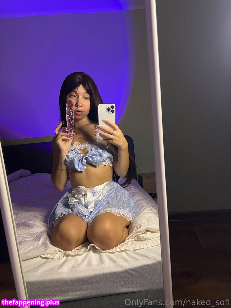 naked_sofi